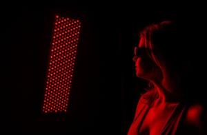 Echipamentele cu lumina rosie in dermatologie: aplicatii si beneficii