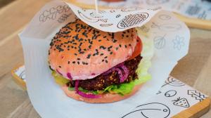 Reteta vegetariana delicioasa si sanatoasa: burger cu ciuperci, quinoa si sos