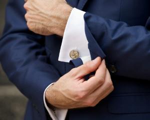 Ghidul Butonilor de Camasa: 5 tipuri de butoni pentru barbatul elegant