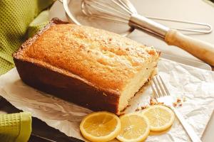 Chec cu lamaie si afine - Reteta aromata, pufoasa si usor de preparat