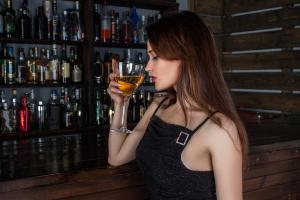 STUDIU: consumul de alcool poate creste riscul de cancer la san