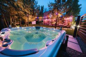 5 motive sa alegi un jacuzzi de exterior pentru momente de relaxare in aer liber