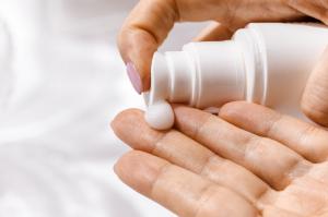 Remedii naturiste pentru maini uscate si crapate: ce efecte benefice are ureea asupra pielii?