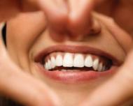 Cum sa ai dinti albi si stralucitori fara sa mergi la dentist