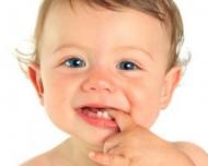 Cum reducem durerea provocata de eruptiile dentare la bebelusi