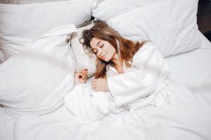 Lenjerii de pat albe sau colorate? Afla cum aceasta decizie iti poate influenta somnul!