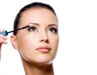 Se poarta implantul de bijuterii pe globul ocular 