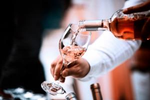 Cum se umple corect paharul de vin si alte sfaturi utile