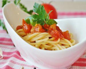 De ce trebuie sa eviti bulionul si pasta de tomate din comert
