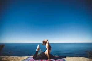 Yoga: Cum sa incepi sa practici acasa cu 50 de exercitii usor de urmat